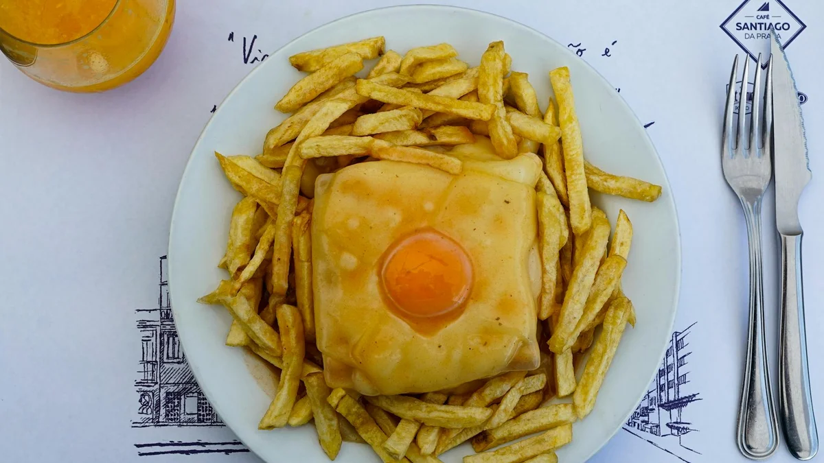 Francesinha de Oporto: sándwich con jamón, salchicha y carne cubierto de queso fundido y salsa picante